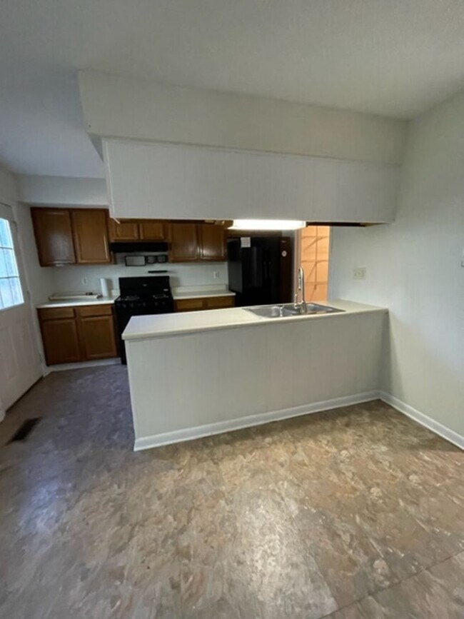 Building Photo - West Knoxville!  Short or long term lease options available .  2 bedroom with additional large bo...