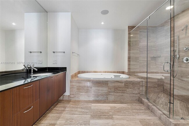 Building Photo - 15811 Collins Ave