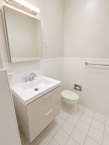 Building Photo - 302 W 98th St