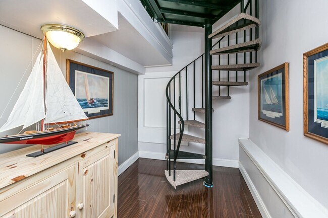 Building Photo - Amazing 3 bed 2 bath with a roof top deck ...