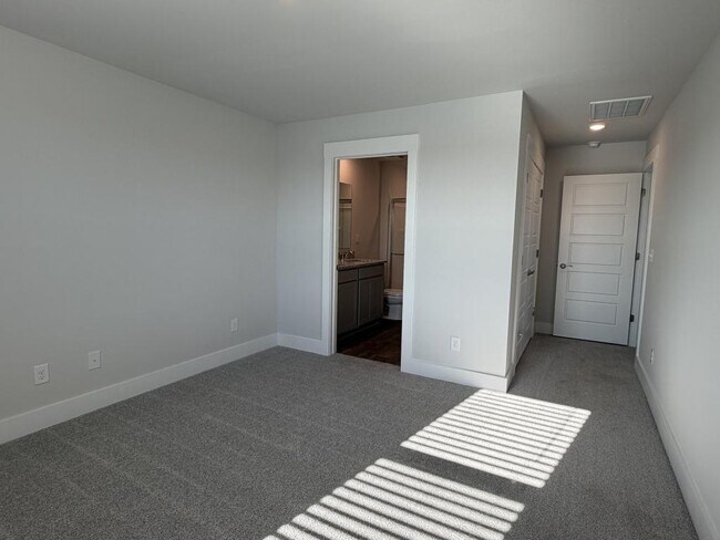 Building Photo - 4339 Majesty Dr