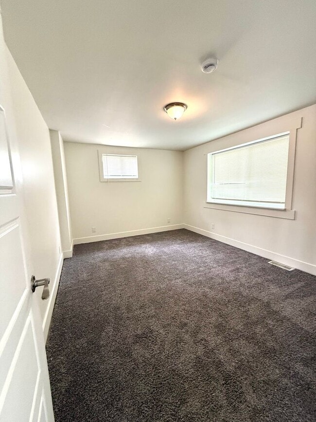 Building Photo - Stylish 2-Bed Tacoma Home