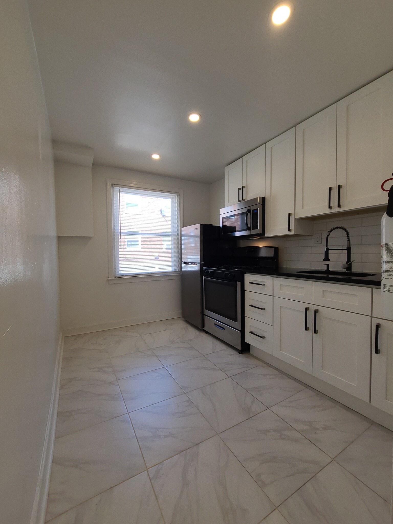 Eat-in kitchen - 6325 Gardenia St
