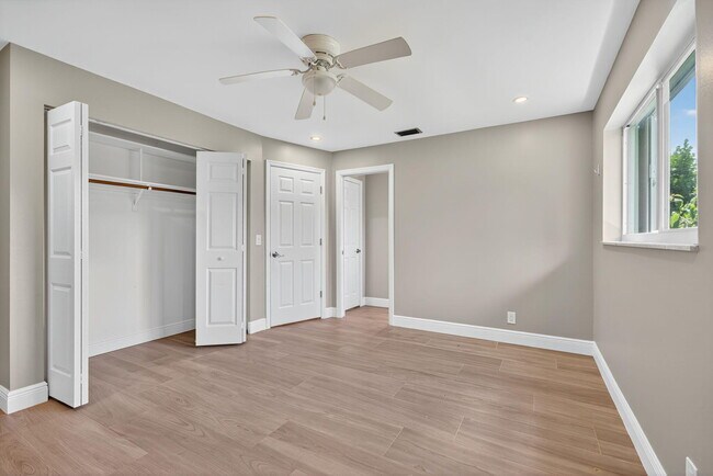 Building Photo - 905 Shore Dr