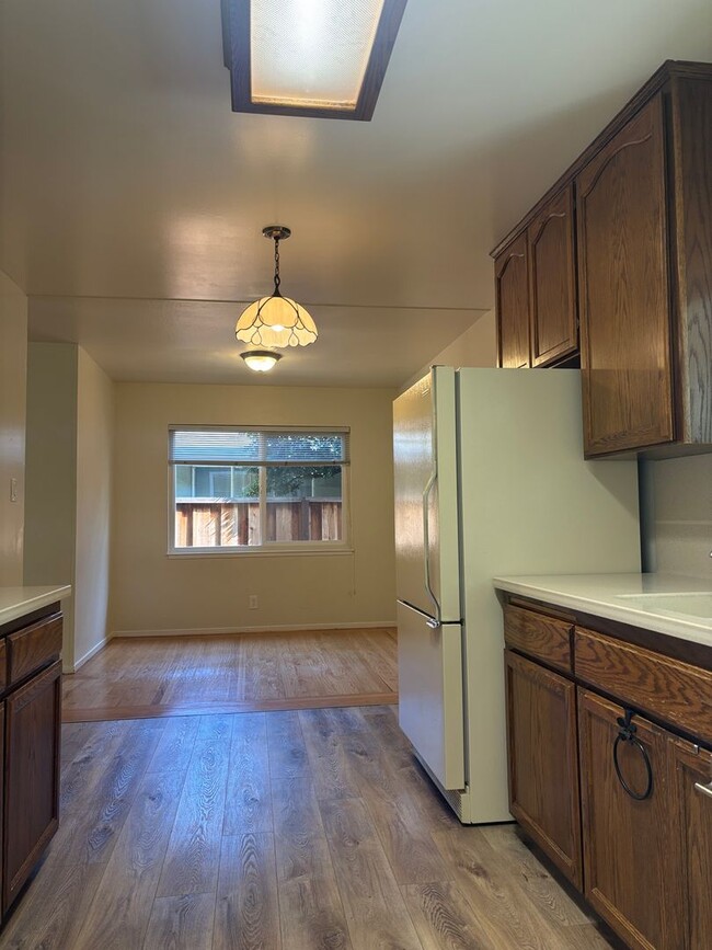 Building Photo - Well maintained 3 bed/2 bath in Santa Clara, bring your pet :)