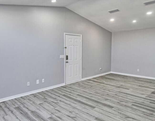 Building Photo - New Remodel! Gorgeous 2 Bedroom Condo! Amazing Location!