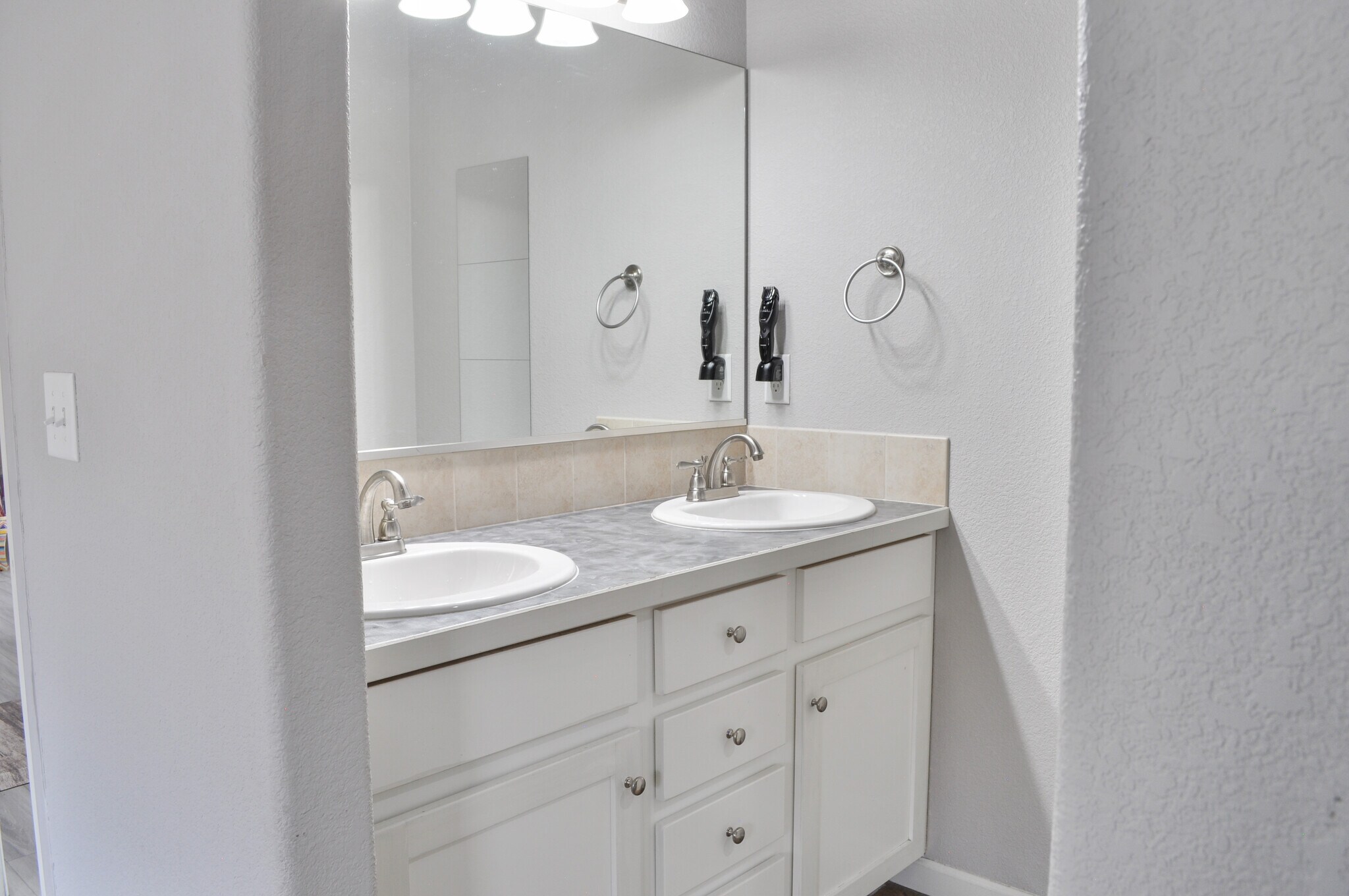 Building Photo - 2500 Heather Ln