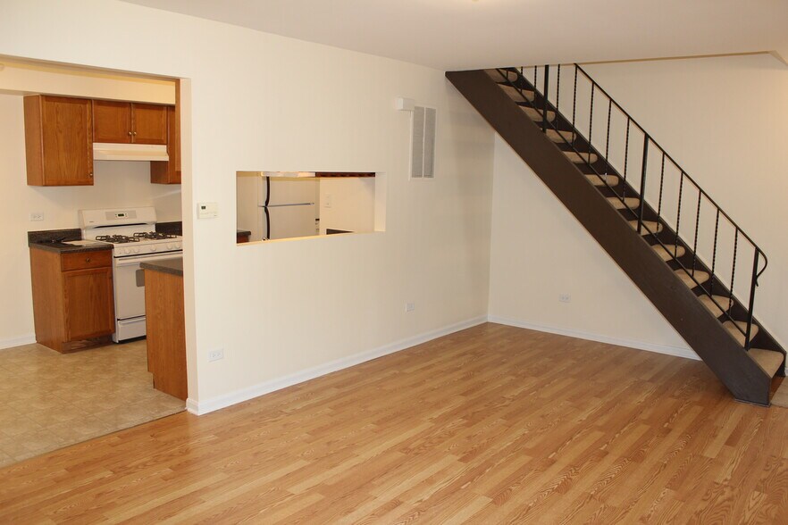 Building Photo - 10S432 Echo Ln