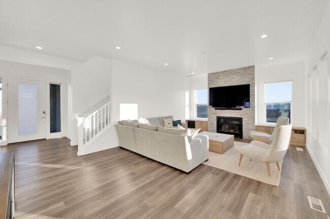 Building Photo - 1722 Oakridge Cir