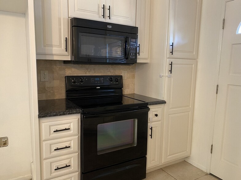 Building Photo - 4846 Larwin Ave