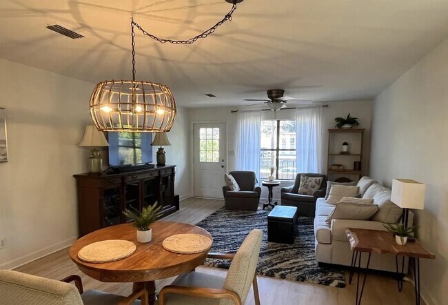 Building Photo - 2bedr 2bath Amazing Fairhope location-walk to the bay