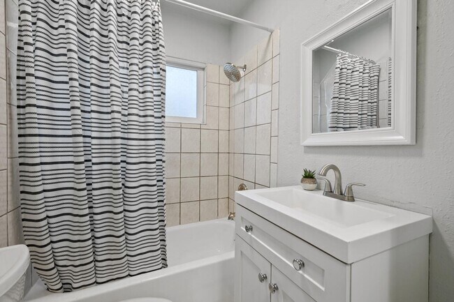 Building Photo - 4 bed 1 bath Home Available Now in Westwood!