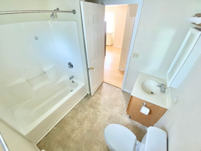 Building Photo - 3 Bedroom in Burlington w/ LAUNDRY, OFF STREET PARKING, STORAGE Available NOW!