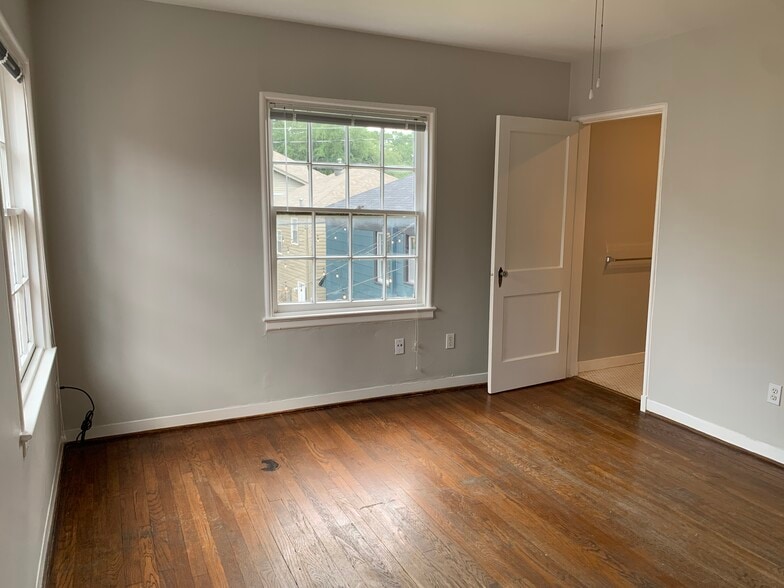 Bedroom #1 with en suite - 2304 Southgate Blvd