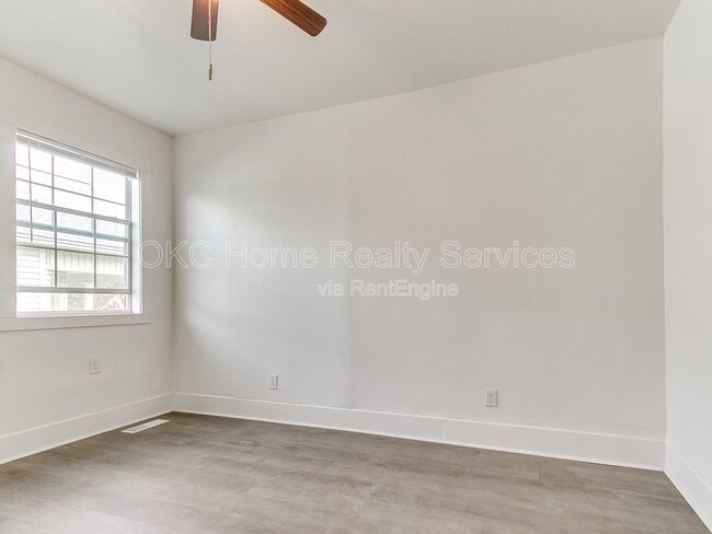 Building Photo - 1812 W Noble Ave