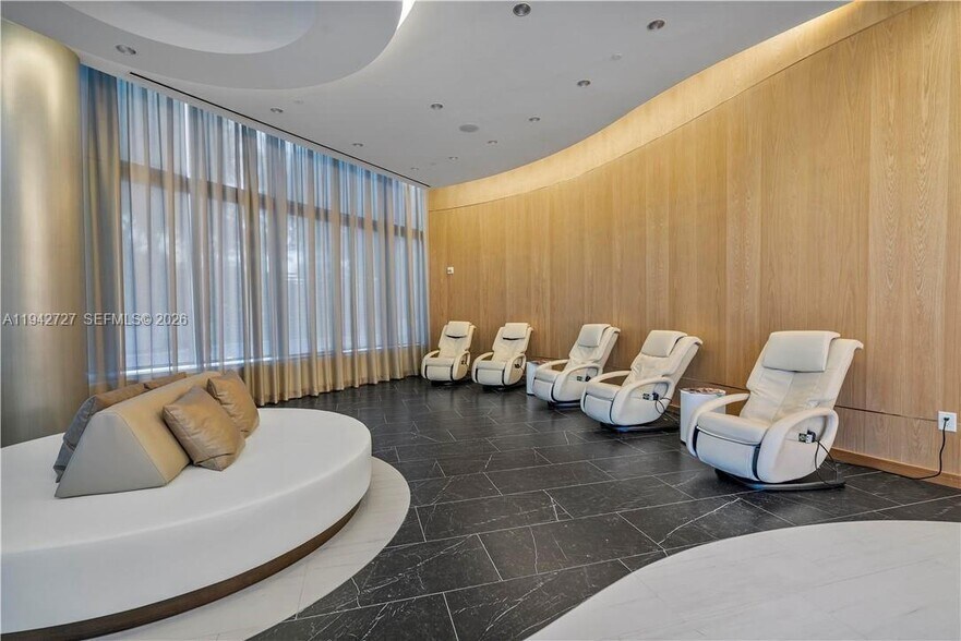 Building Photo - 851 NE 1st Ave