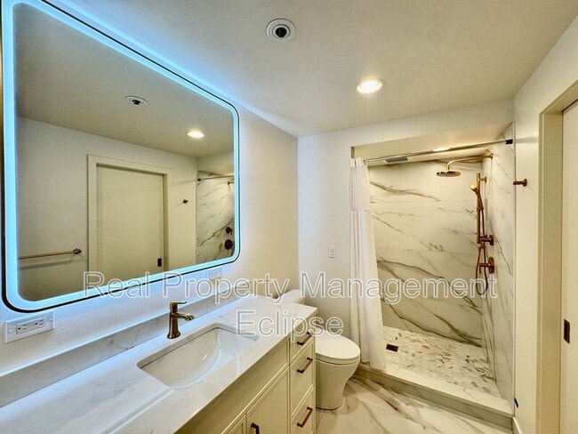 Building Photo - 9039 NE Juanita Dr