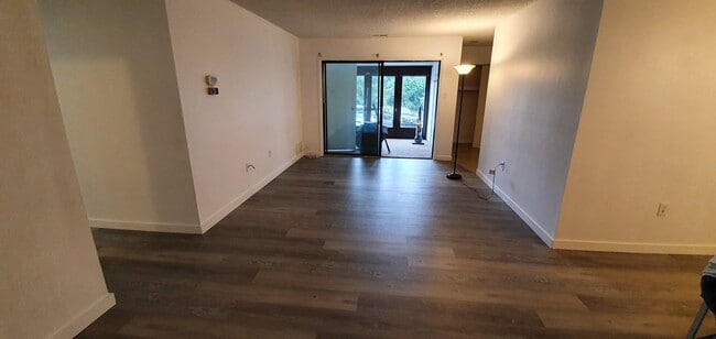 Building Photo - 977M Village Round