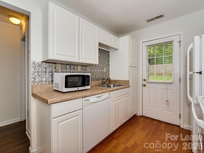 Building Photo - 5113 Valley Stream Rd