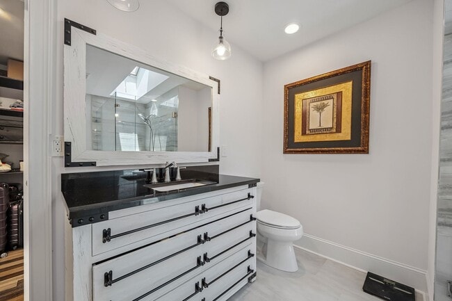 Building Photo - Gorgeous, Fully furnished 3 Bed 3.5 bath h...