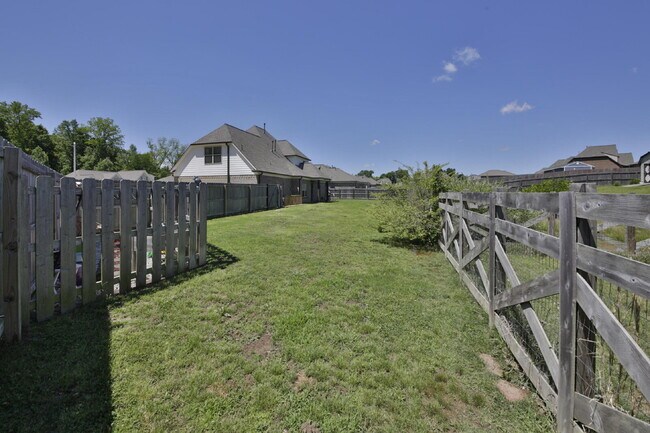 Building Photo - Luxurious 5 bedroom home in Atoka has it all!