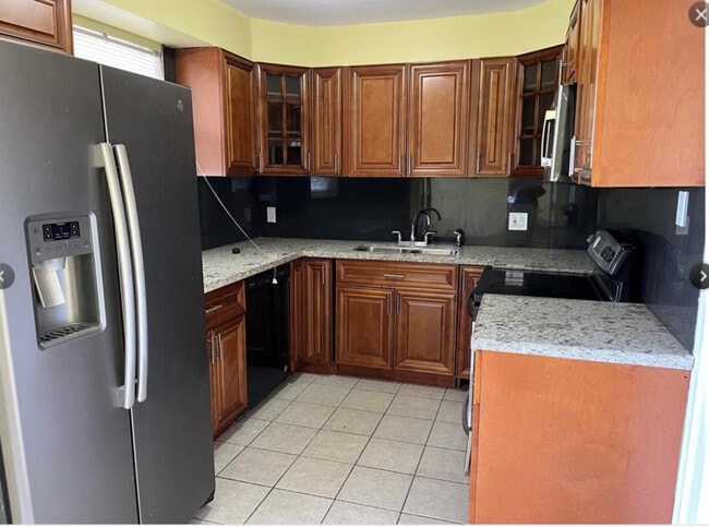 Building Photo - 6240 SW 39th Ct