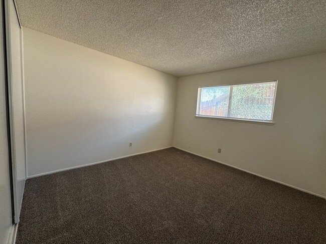 Building Photo - Victorville Home
