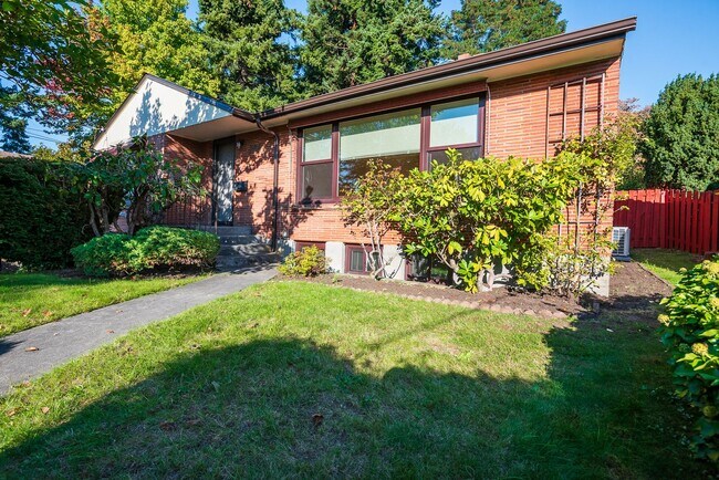 Building Photo - Beautiful Magnolia Brick close to village ...