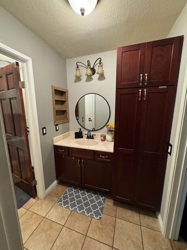 Building Photo - Spacious 1 bedroom condo centrally located...