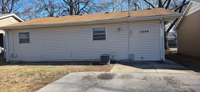 Building Photo - 2 Bedroom House close to Hospitals!  $895