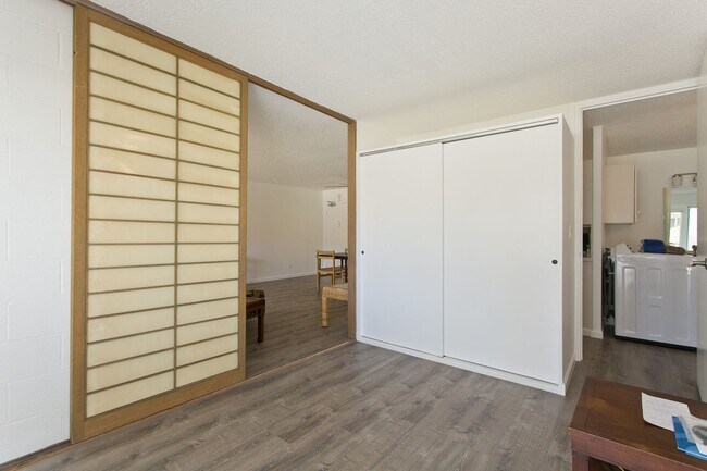 Building Photo - Waikiki 2 BD 1 Gated PRK w/ Washer/Dryer in Unit