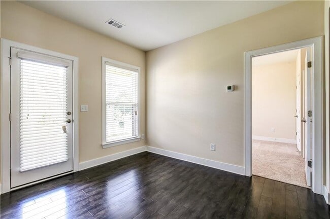 Building Photo - 827 Stone Ridge Ln NE