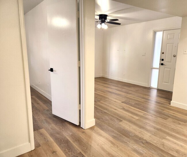 Building Photo - SPECTACULAR 1 BEDROOM 1 BATHROOM LOWER LEV...