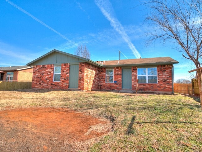 Building Photo - 4 bedroom 2 bath home in Tecumseh!