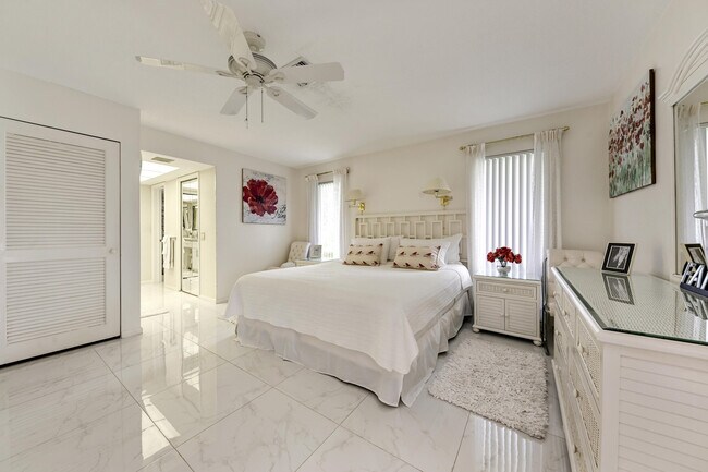 Building Photo - 450 French Royale Cir