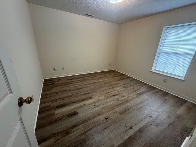 Building Photo - One level 2 Bedroom Apartment