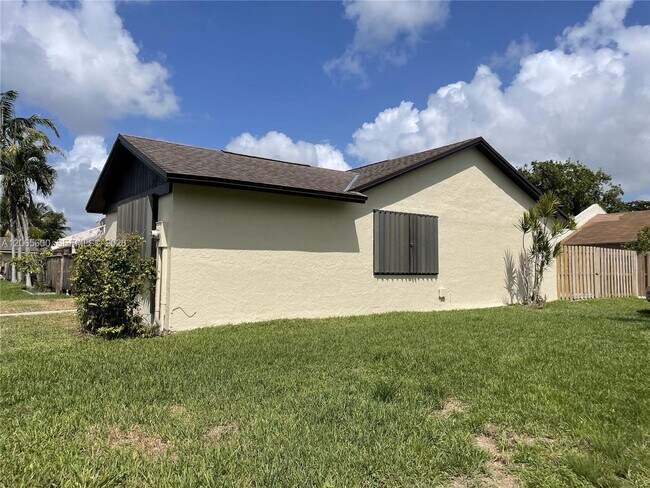 Building Photo - 1447 Towhee St