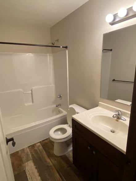 Building Photo - 1906 6th Ln SE