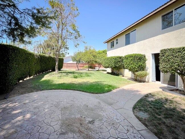 Building Photo - MUST SEE! Beautiful 3 bedroom + Loft + Office Space (or convert to 4th bedroom) + Large Backyard ...