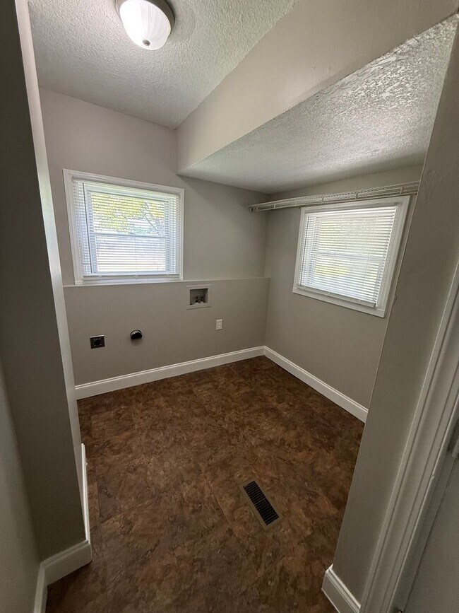 Building Photo - Charming Home in North Knoxville!