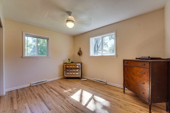 Building Photo - 4 bed, 2 bath Ranch Home near City Park W/ Finished Bsmt & Fenced Yard!