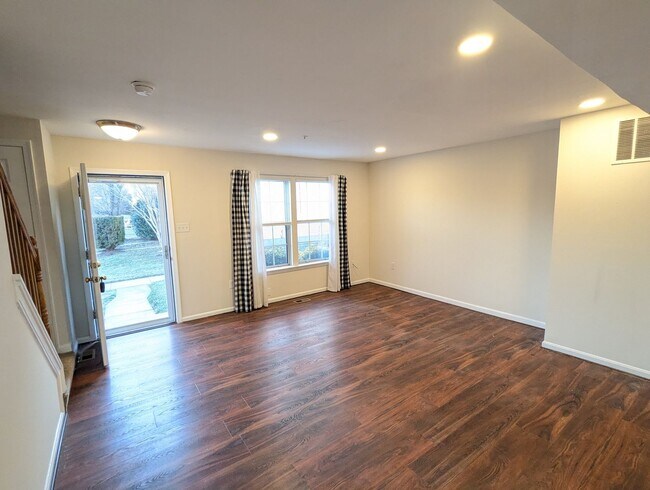 Building Photo - Well maintained townhouse in Robin Meadows Community with updated features available now!