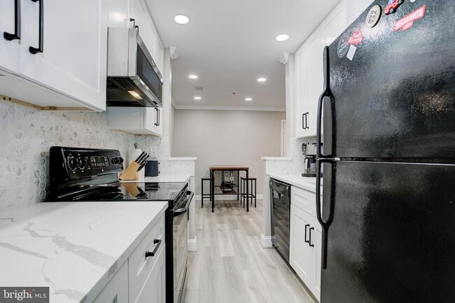 Building Photo - 273 S Pickett St