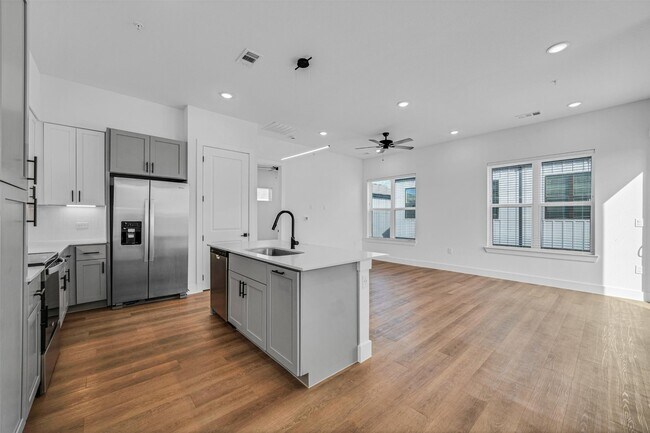 Primary Photo - 1601 Mustang Dr