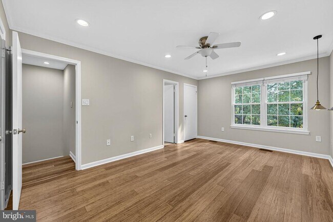 Building Photo - 8605 Western Oak Dr