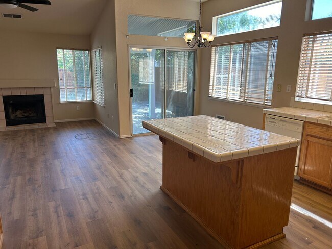 Building Photo - Beautiful 3 Bedroom, 2 Bath Brentwood Home