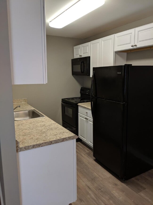 Building Photo - Clean 2 Bedroom Upper Condo w/ Updated Flo...