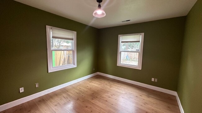 Building Photo - Portland Original Bungalow! Hardwoods, Lar...