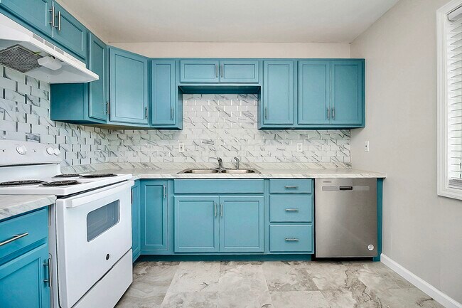Building Photo - 2244 English Dr
