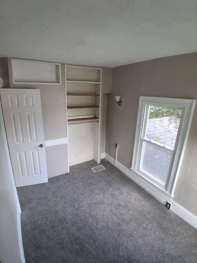 Building Photo - 4 Bedroom single family house